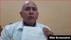 El doctor Nelson Alfredo Pelegrín muestra el documento con sanción a la que fue sometido.