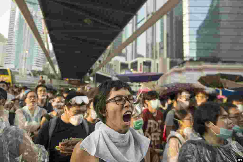 Estudiantes de Hong Kong se enfrentan a la policía. 