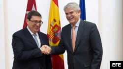 El ministro cubano de Exteriores, Bruno Rodríguez (i), se reunió con el ministro español de Exteriores, Alfonso Dastis (d), en Bruselas (Bélgica) el 12 de diciembre de 2016.