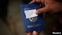 Un cubano en Ciudad Juárez muestra su turno para solicitar asilo en EEUU. REUTERS/Jose Luis Gonzalez