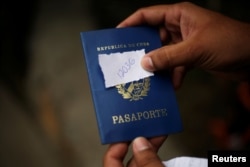 Un cubano en Ciudad Juárez muestra su turno para solicitar asilo en EEUU (Archivo).