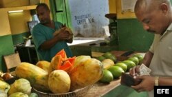 Un hombre compra frutas en un mercado agrícola de La Habana.