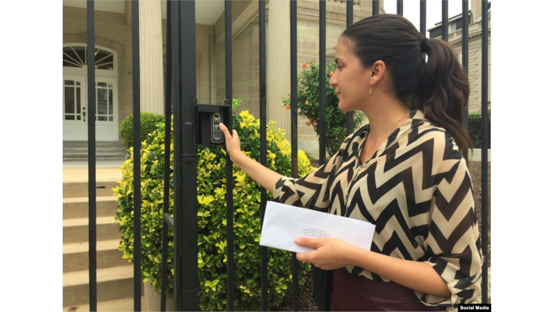 Rosa María Payá a las puerta de la embajada cubana en EEUU.