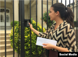 Rosa María Payá a las puerta de la embajada cubana en EEUU.