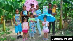 Entrega de juguetes a niños en Baracoa, como parte de las ayudas del Proyecto Juan Pablo II