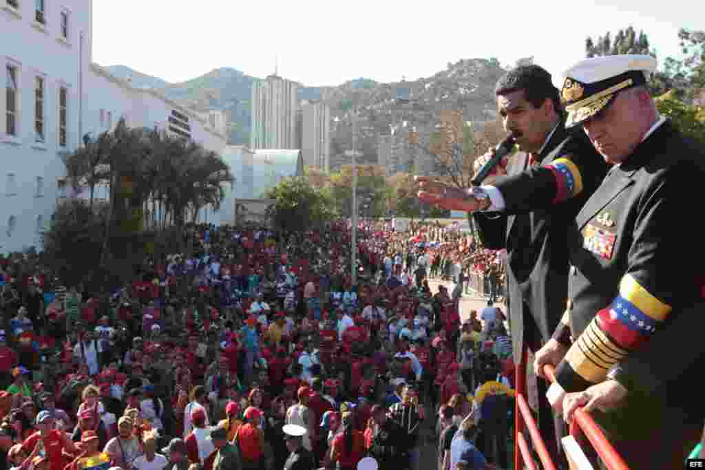 CAR406. CARACAS (VENEZUELA), 07/03/2013.- Fotografía cedida por la presidencia de Venezuela muestra al vicepresidente del país, Nicolás Maduro (2d), hablando hoy, jueves 7 de marzo de 2013, en la Academia Militar en Caracas (Venezuela). Maduro anunció que