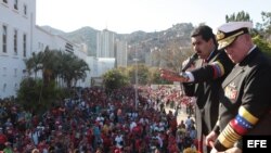 Fotografía cedida por la presidencia de Venezuela que muestra al vicepresidente del país, Nicolás Maduro (2d), hablando el jueves 7 de marzo de 2013, en la Academia Militar en Caracas