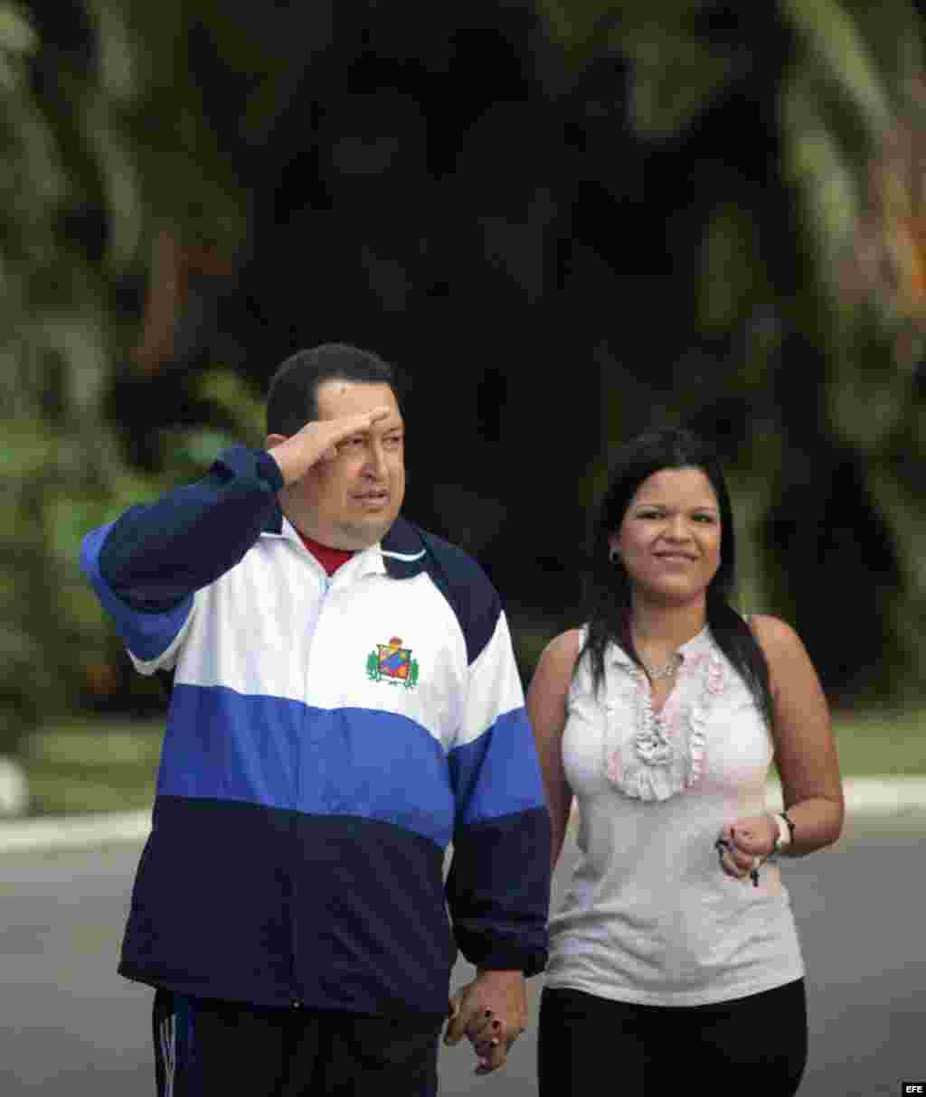 Hugo Chávez, caminando con su hija María Gabriela (d), en La Habana. La oposición asegura que el nombramiento a la ONU se ha hecho para protegerla de recientes acusaciones de corrupción en su contra.