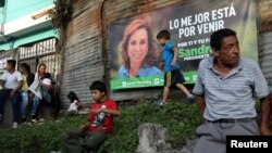 Una valla publicitaria anuncia la candidatura de Sandra Torres a la Unidad Nacional de la Esperanza (UNE), entre los otros 18 aspirantes a la presediencia de Guatemala para el domingo 16 de junio de 2019. (REUTERS).