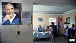 Una mujer acude a un colegio electoral en La Habana (Cuba), para ejercer su derecho al voto en los comicios municipales.