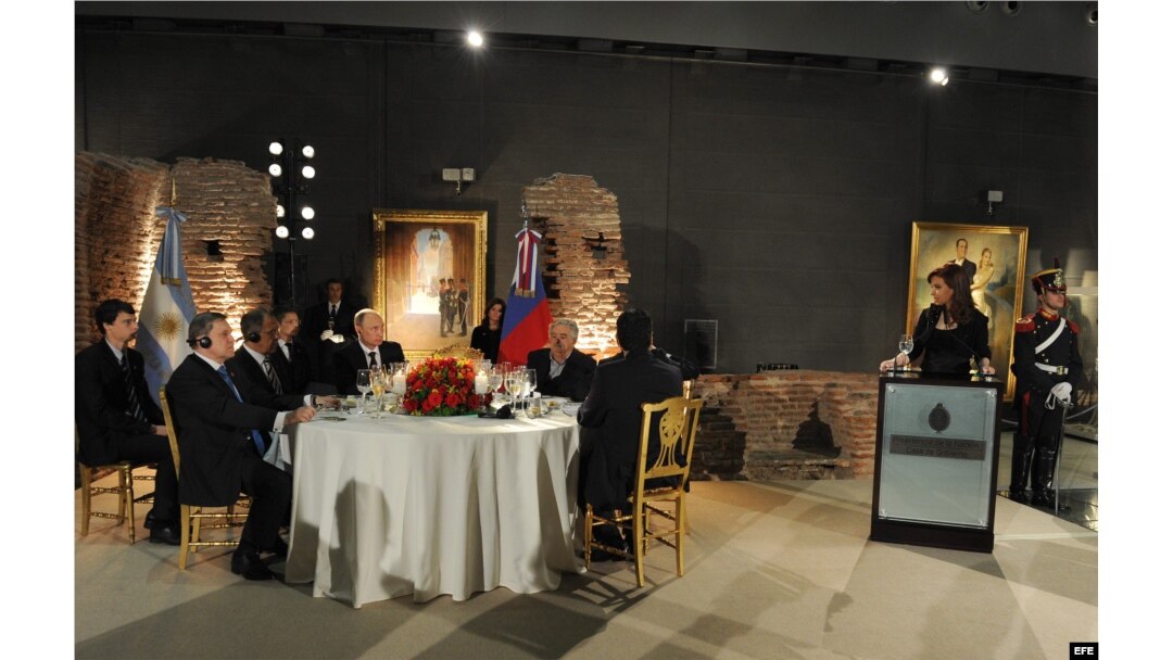Putin y Cristina Fernandez de Kirchner, y el presidente uruguayo José Mujica cenaron en el Museo Bicentenario.