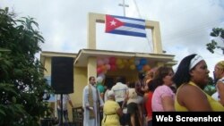 Grupo de fieles a la entrada de una capilla rural en La Habana.
