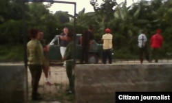 Policía custodia la casa de la opositora Nirma Hernández en Holguín