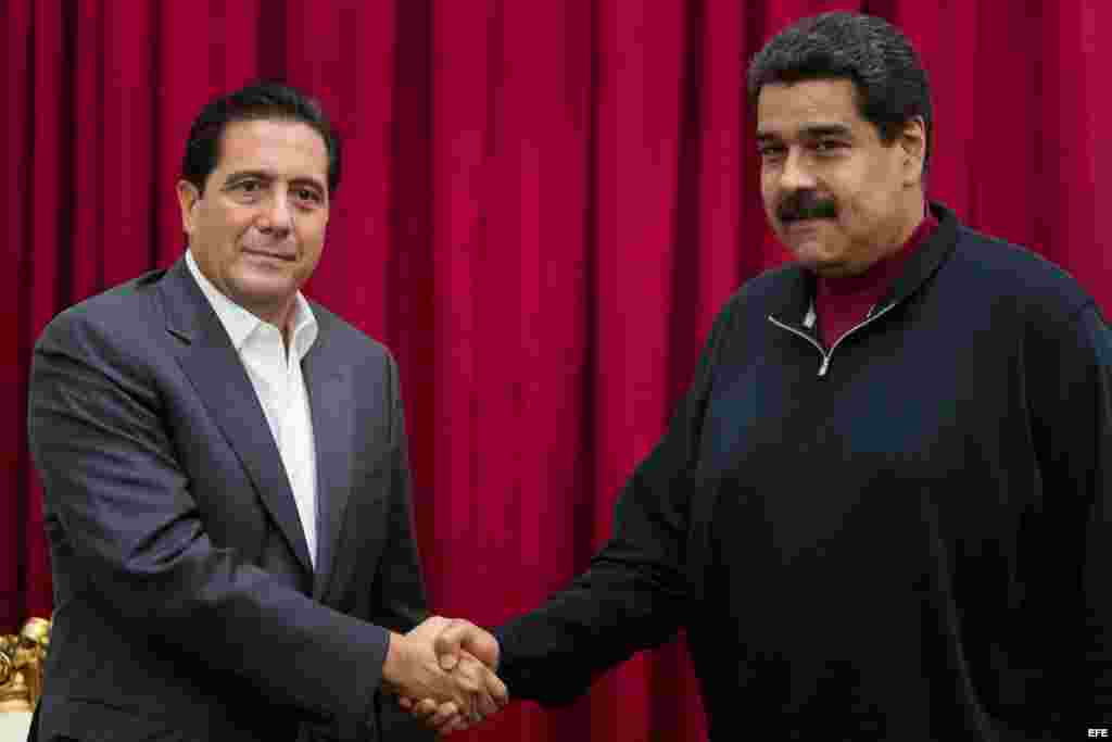 El mandatario venezolano, Nicolás Maduro (d), recibe al expresidente de Panamá Martín Torrijos en el Palacio de Miraflores.
