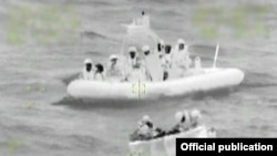 Foto con visión nocturna que muestra el rescate de12 balseros cubanos por la tripulación del escampavías Northland (USCG)