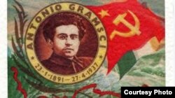 Filósofo italiano Antonio Gramsci, inspirador del marxismo cultural, junto a la bandera comunista.
