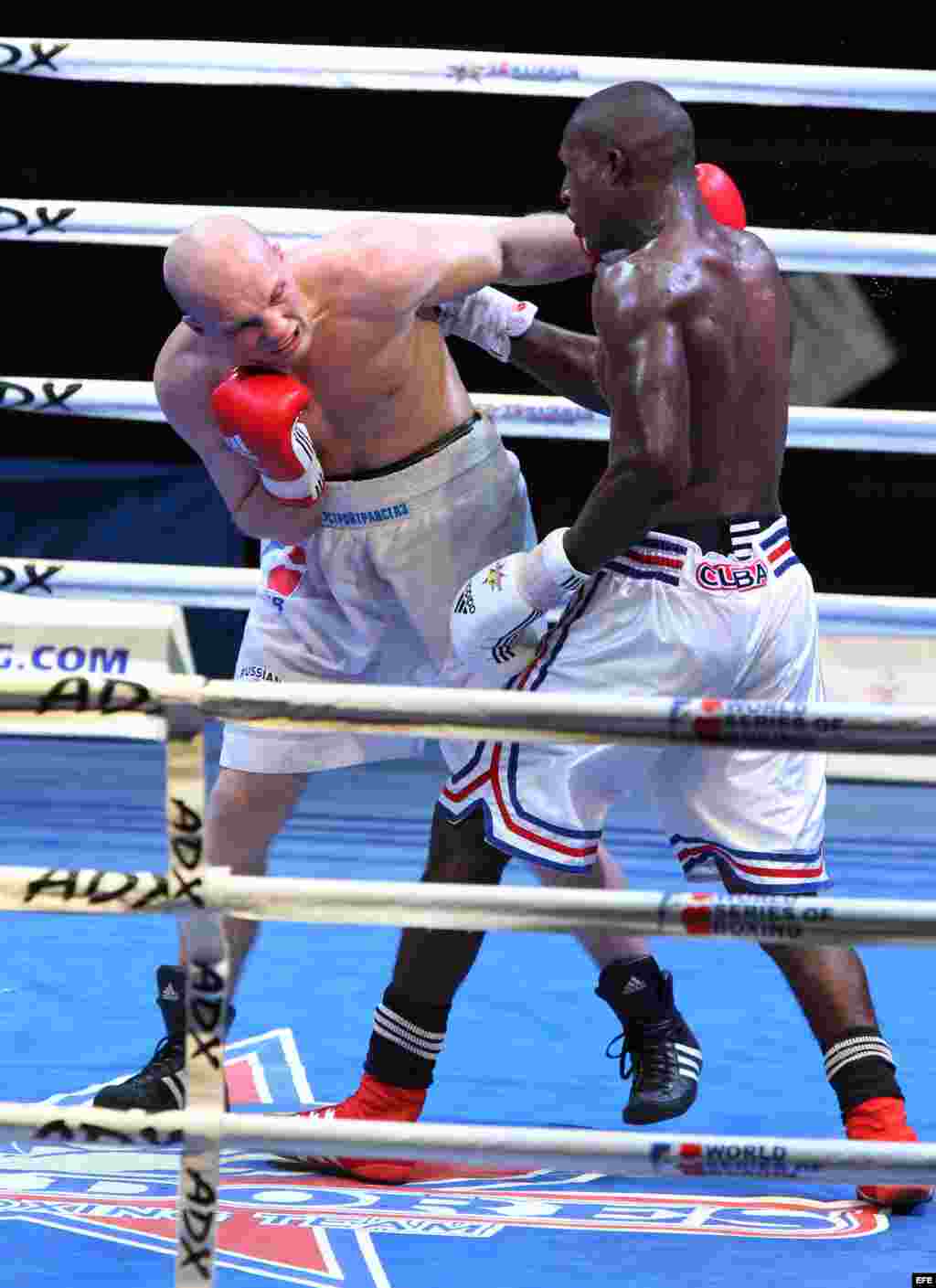 El boxeador de los Domadores de Cuba Julio César La Cruz (d) combate con el ruso Aleksander Khotyantsev (i) el 2 de mayo de 2014, en La Habana (Cuba), en la división de los 81 kg de la semifinal de la IV Serie Mundial de Boxeo.