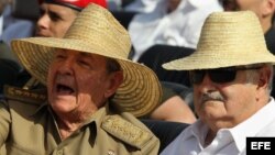Raúl Castro conversa con José Pepe Mujica (i-d), en Santiago de Cuba, después de su discurso durante un acto celebrado por el 60 aniversario del asalto al cuartel Moncada. Archivo.