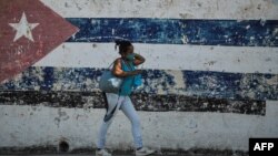 Cubanos criticaron la decisión del gobierno de abrir las fronteras al turismo. (YAMIL LAGE / AFP)