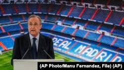 El presidente del Real Madrid Florentino Pérez hace un discurso en el estadio Santiago Bernabeu, en Madrid. (AP Photo/Manu Fernandez, File)
