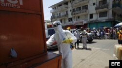 Autoridades recogen a un posible paciente de ébola, para el tratamiento de la enfermedad (23 de octubre de 2014, Monrovia, Liberia).