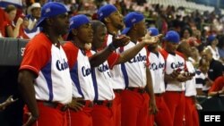 Foto del equipo cubano que ganó la final de la Serie del Caribe 2015, tras vencer a México 3 x 2, en el estadio Hiram Bithorn de San Juan, Puerto Rico.