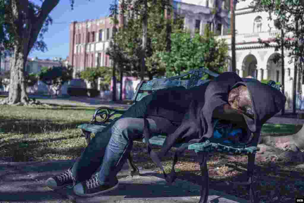 Anciano durmiendo en parque habanero