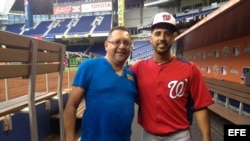 Edemio Navas y el lanzador cubano Gio González