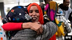 Una madre recibe a su hija de nacionalidad somalí, a la que denegaron el acceso tras el veto migratorio del presidente estadounidense, Donald Trump.