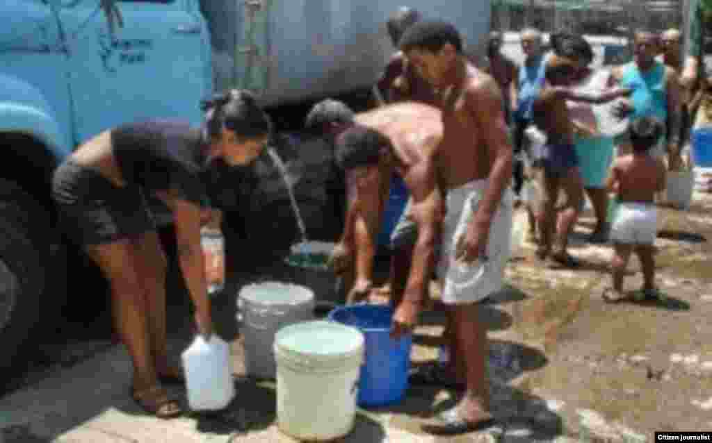 Santiago de Cuba tiene graves problemas de abastecimiento de agua, y las obras del acueducto nunca concluyen (Cubanet).