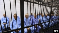 IVarios funcionarios destacados del régimen del fallecido dictador libio Muamar el Gadafi, comparecen acusados de crímenes presuntamente cometidos en Libia del 15 al 28 febrero de 2011, en Trípoli, Libia. Archivo.
