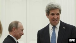 El presidente ruso, Vladímir Putin (i), y el secretario de Estado de EE.UU., John Kerry (d). Archivo.