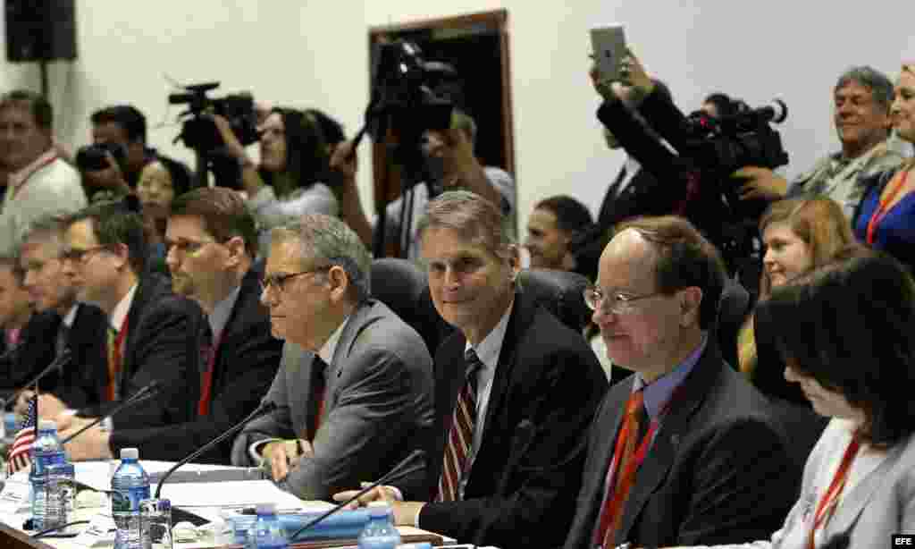 El secretario asistente adjunto para Latinoamérica del Departamento de Estado, Edward Alex Lee (3-d), participa en la primera reunión EEUU-Cuba.