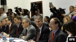 El secretario asistente adjunto para Latinoamérica del Departamento de Estado, Edward Alex Lee (3-d), participa en la primera reunión EEUU-Cuba. 
