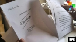 Maradona muestra una presunta carta enviada por Fidel Castro.