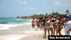 Guanabo: los habaneros soportan las colas y viajar apiñados por pasar un día en las Playas del Este.