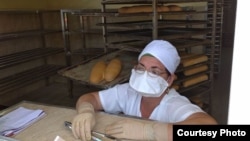 Cubanos usan máscaras protectoras contra el coronavirus. (Foto: Facebook de Pedro Luis García)