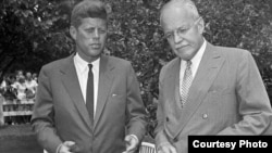 El presidente John F. Kennedy (i) y el director de la CIA, Allen Dulles.
