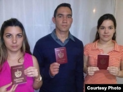 Los odontólogos cubanos Raquel Lobato, Oddy Ginarte y Martha Martín no pudieron volar de Colombia a EEUU al ser bloqueadas sus visas.