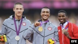 El estadounidense Ashton Eaton (C) con el oro, junto con su compatriota Trey Hardee (i) que fue plata y el cubano Leonel Suárez (d) bronce, en los Juegos Olímpicos de Londres 2012. 