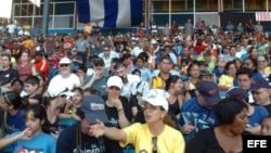 Aficionados cubanos observan un juego preparatorio para el II Clásico Mundial de Béisbol en el estadio Latinoamericano de La Habana. Archivo.