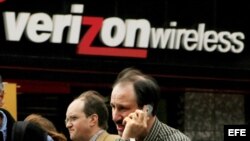  Un hombre que habla por teléfono móvil se puede ver frente a un edificio de Verizon en Nueva York
