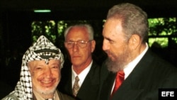El líder palestino Yasser Arafat (izq) junto a Fidel Castro (der) en el Palacio de Convenciones de La Habana, durante la celebración de la Cumbre Sur. 