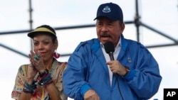 El presidente de Nicaragua, Daniel Ortega, habla a sus seguidores, en una imagen de archivo. (AP Foto/Alfredo Zuniga)