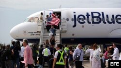 El primer vuelo comercial regular entre Estados Unidos y Cuba desde 1961 aterrizó en Santa Clara el miércoles a las 10.57 hora local