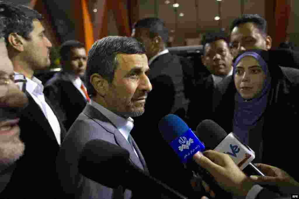 El presidente iraní, Mahmud Ahmadineyad, atiende a los medios a su llegada a Caracas.