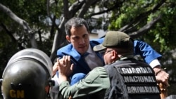El presidente encargado de Venezuela, Juan Guaidó, intenta entrar a la Asamblea Nacional, en Caracas, el pasado 5 de enero. (Foto AFP)