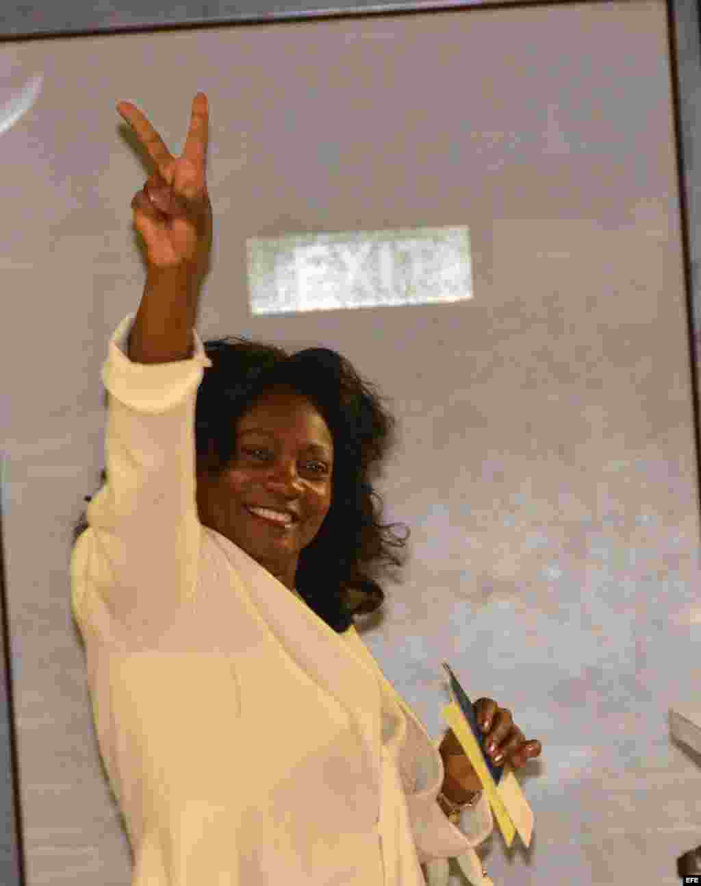 La líder del grupo disidente Damas de Blanco, Berta Soler, se despide hoy, domingo 10 de marzo de 2013, momentos antes de viajar a España en su primera salida al extranjero desde La Habana (Cuba). El viaje de Soler se produce en el marco de la nueva refor