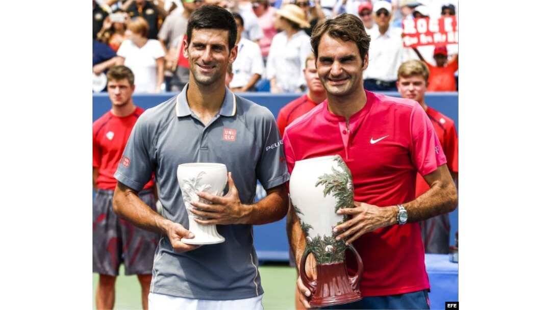 Djokovic (i) y Federer, reciben sus trofeos tras concluir el torneo Western & Southern Open 2015 en Cincinnati, ganado por el jugador suizo.