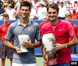 Djokovic (i) y Federer, reciben sus trofeos tras concluir el torneo Western & Southern Open 2015 en Cincinnati, ganado por el jugador suizo.